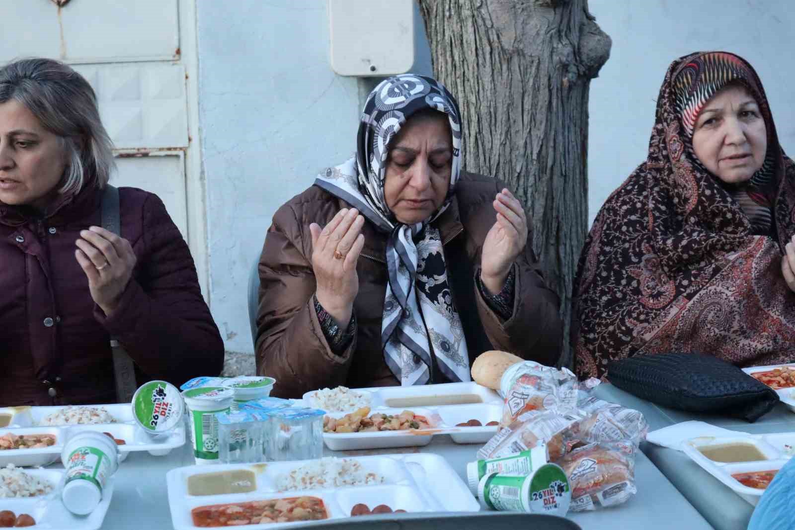 yesiltepe-mahalle-muhtari-mahalle-sakinlerine-iftar-yemegi-verdi