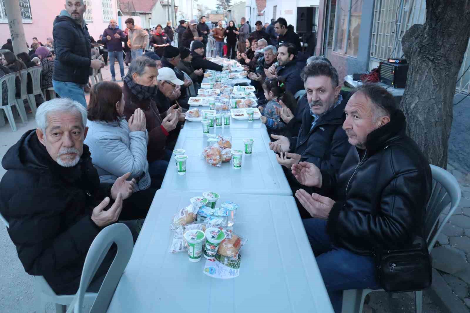 yesiltepe-mahalle-muhtari-mahalle-sakinlerine-iftar-yemegi-verdi