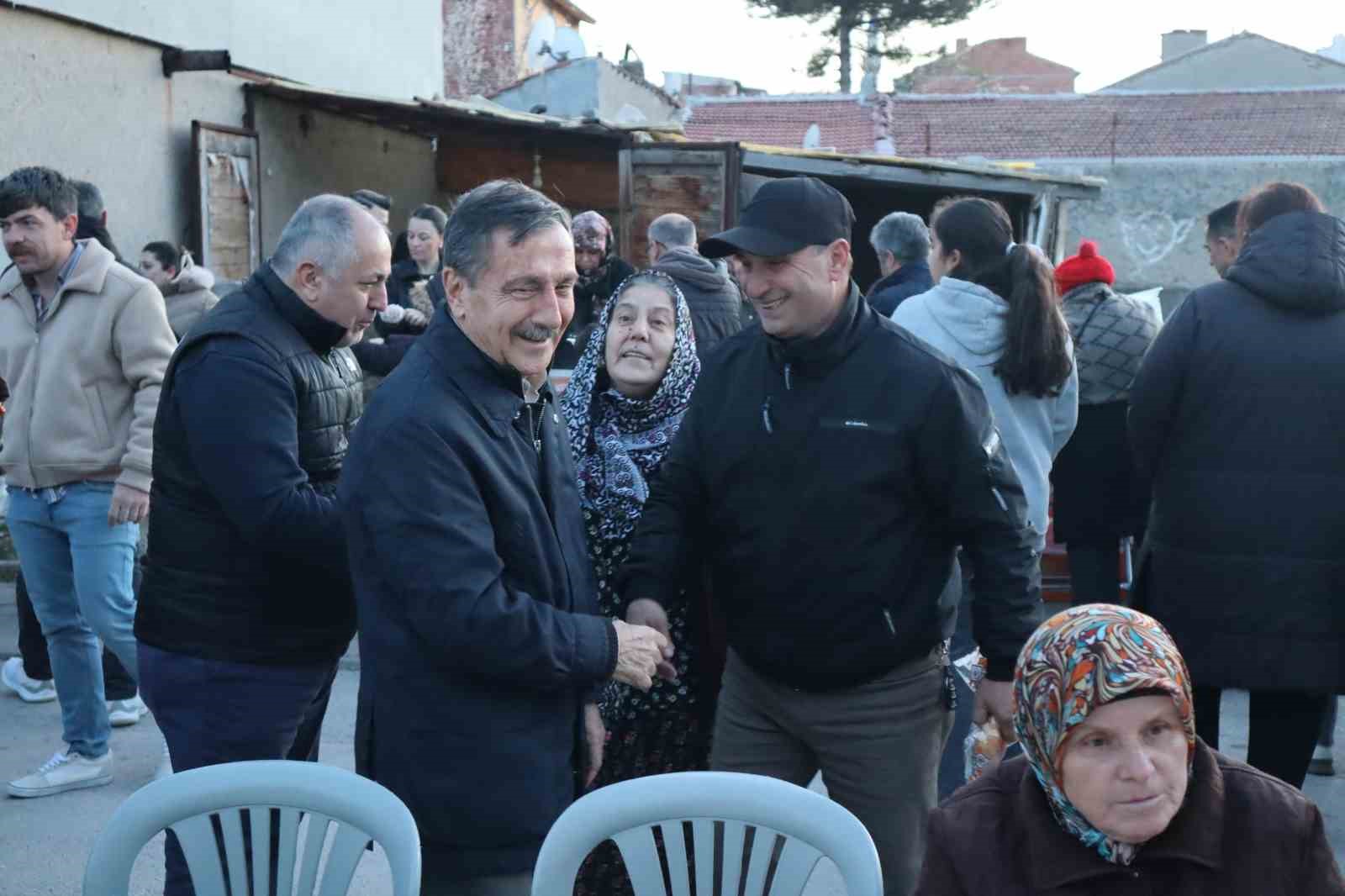 yesiltepe-mahalle-muhtari-mahalle-sakinlerine-iftar-yemegi-verdi