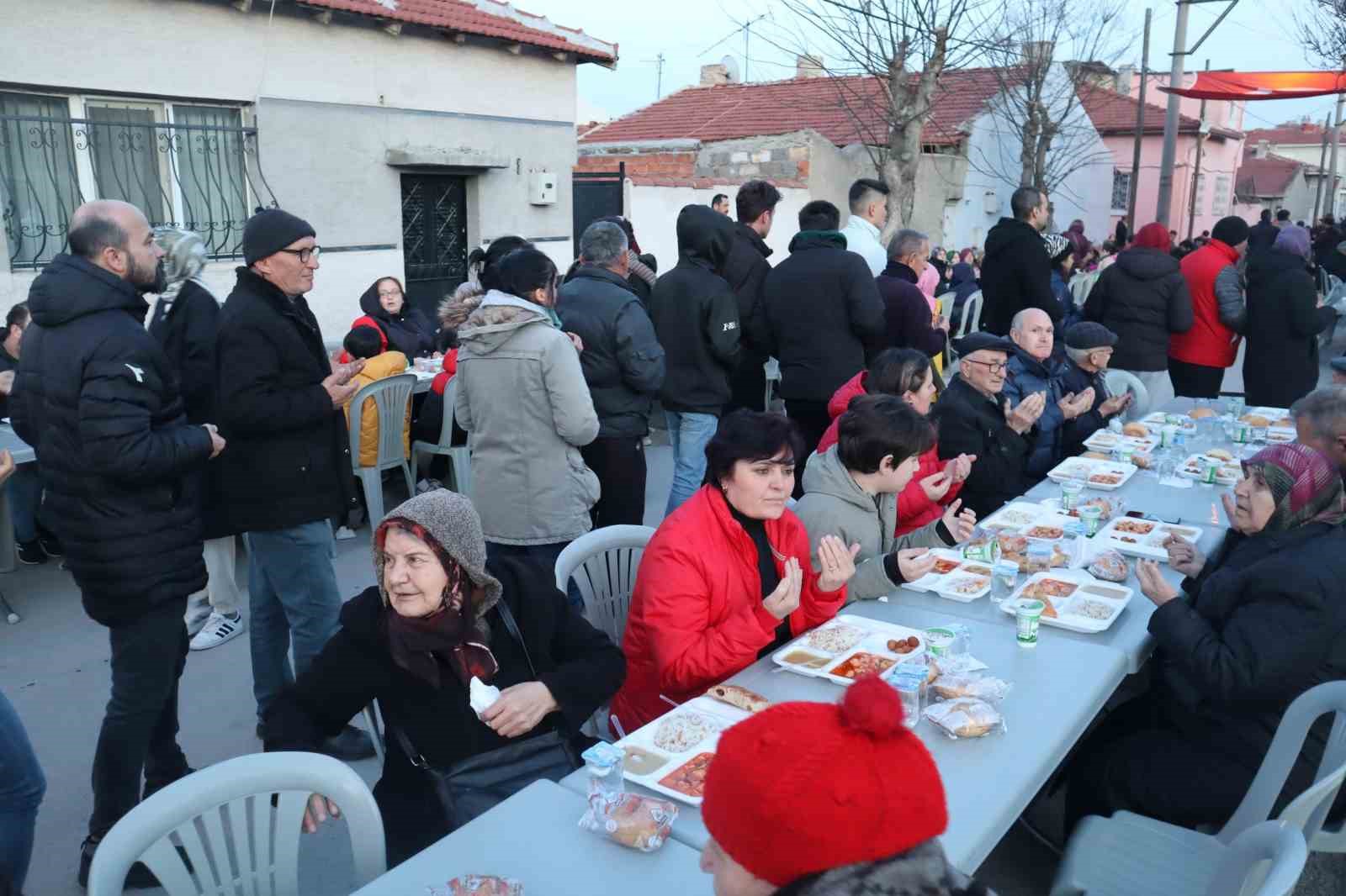 yesiltepe-mahalle-muhtari-mahalle-sakinlerine-iftar-yemegi-verdi