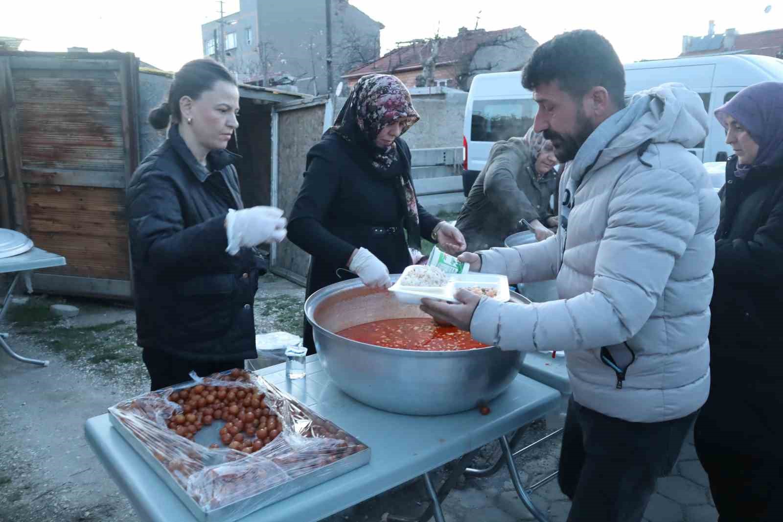 yesiltepe-mahalle-muhtari-mahalle-sakinlerine-iftar-yemegi-verdi