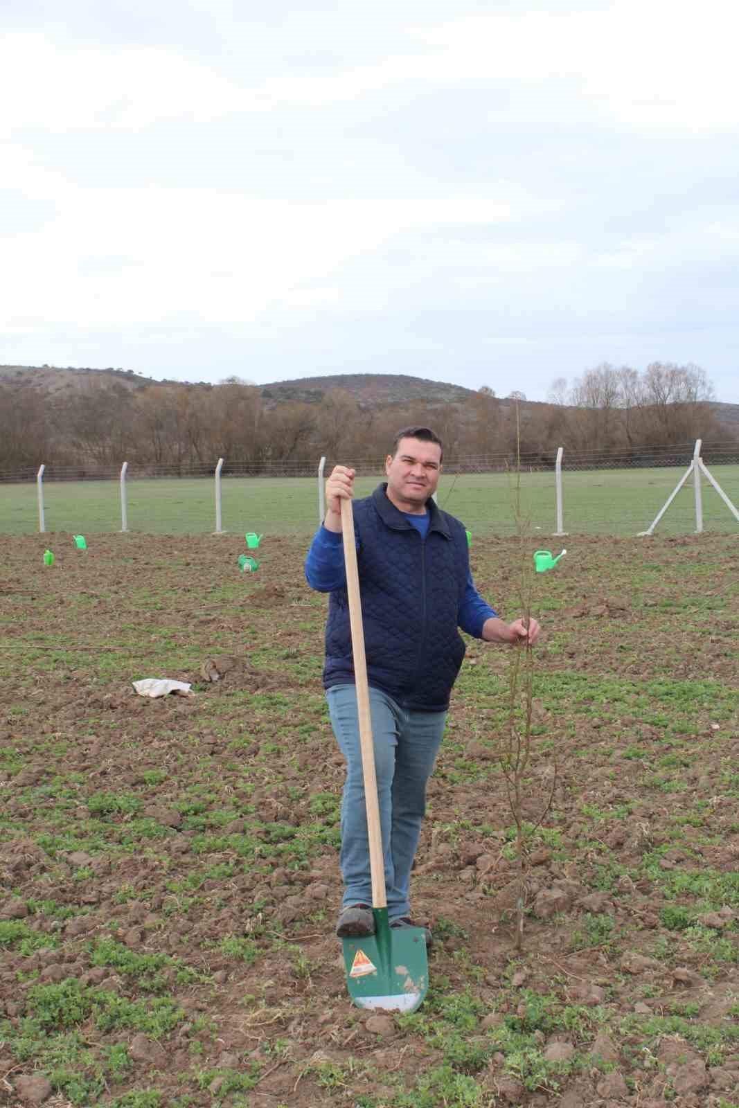 yukumluler-10-cesit-250-meyve-fidani-toprakla-bulusturdu