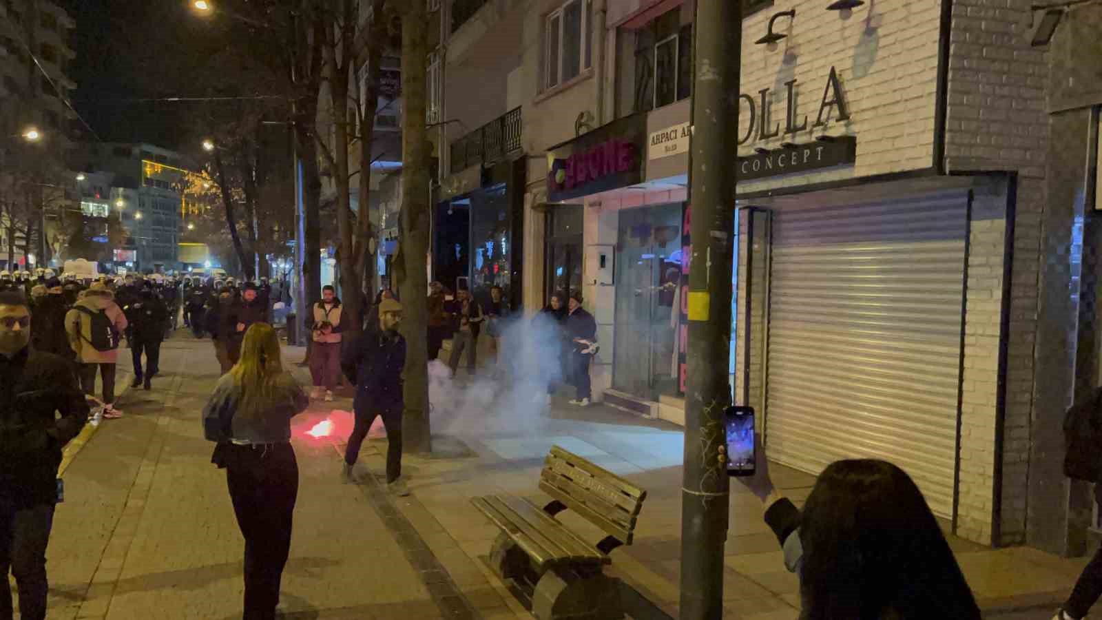 yuruyus-sonrasi-olaysiz-dagilan-gruptan-ayrilip-trafigi-engellediler