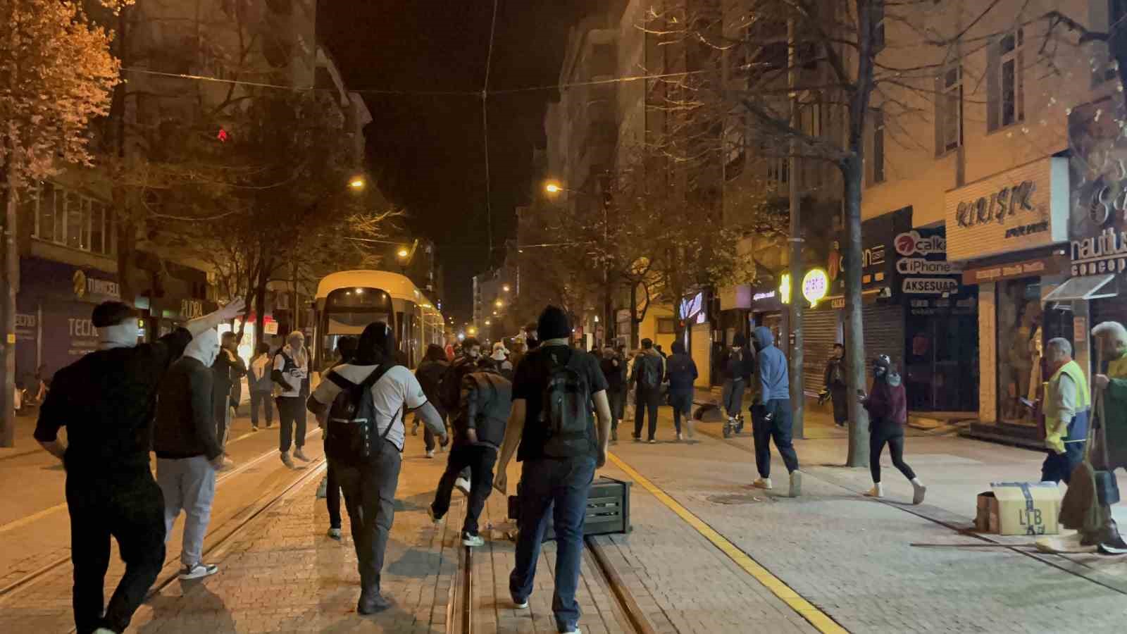 yuruyus-sonrasi-olaysiz-dagilan-gruptan-ayrilip-trafigi-engellediler