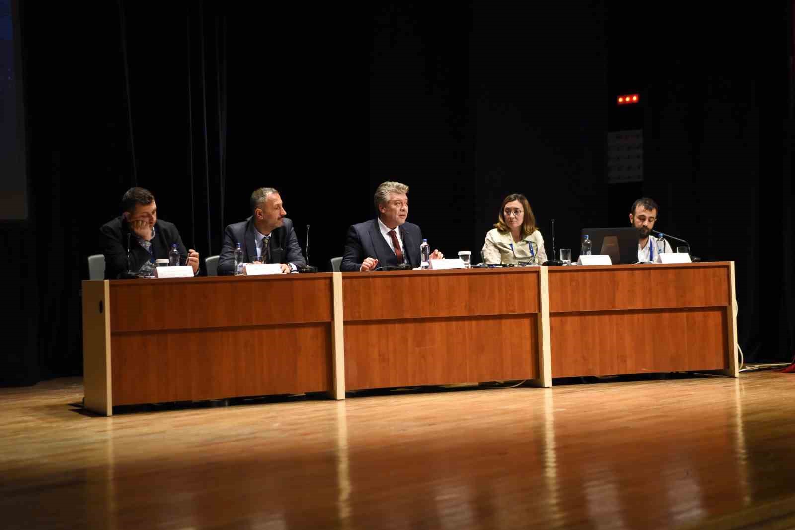 anadolu-universitesi-yapay-zeka-zirvesinin-2nci-oturumu-9-sunumla-tamamlandi