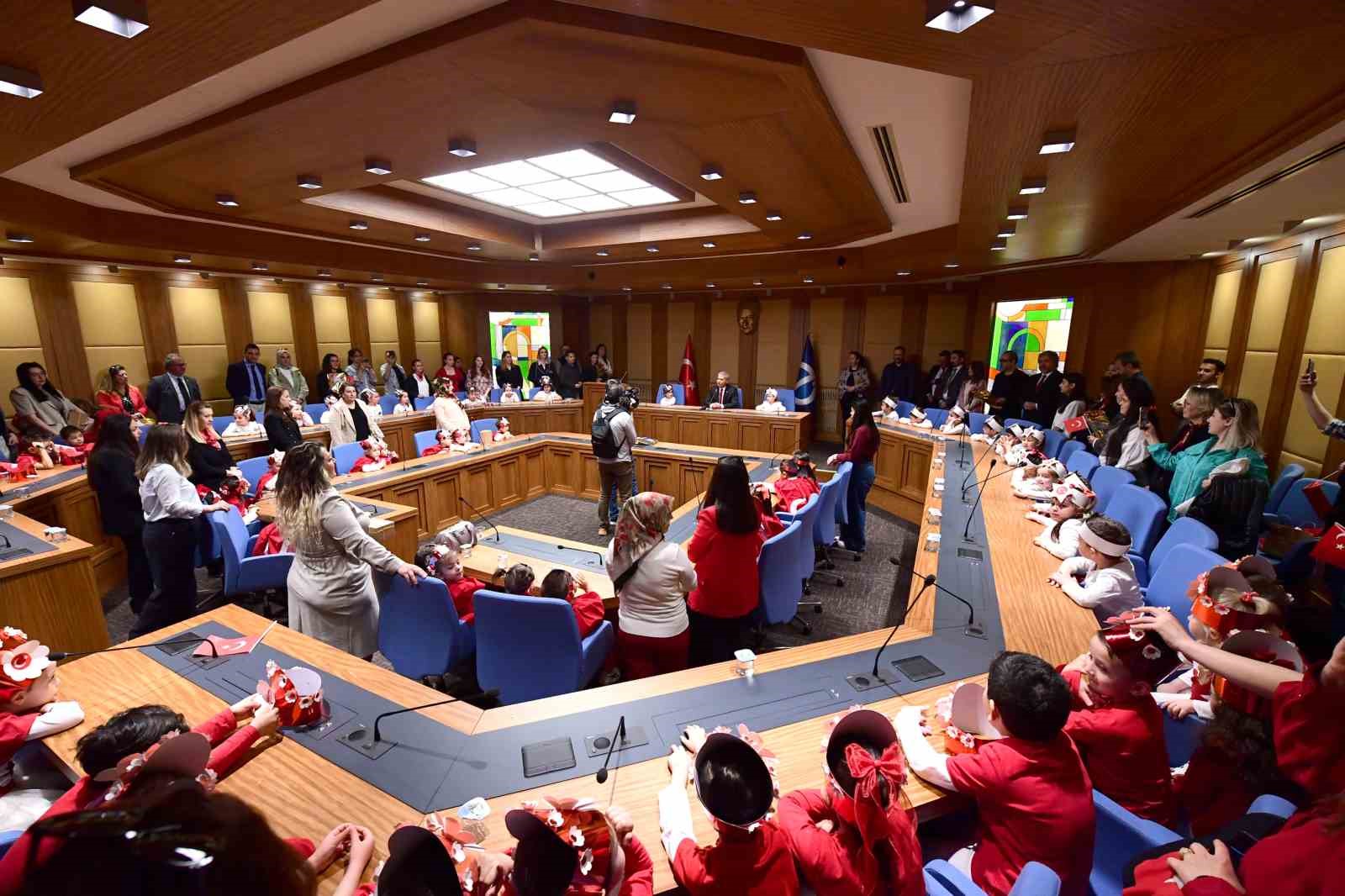 anadolu-universitesinde-minikler-23-nisani-coskuyla-kutladi