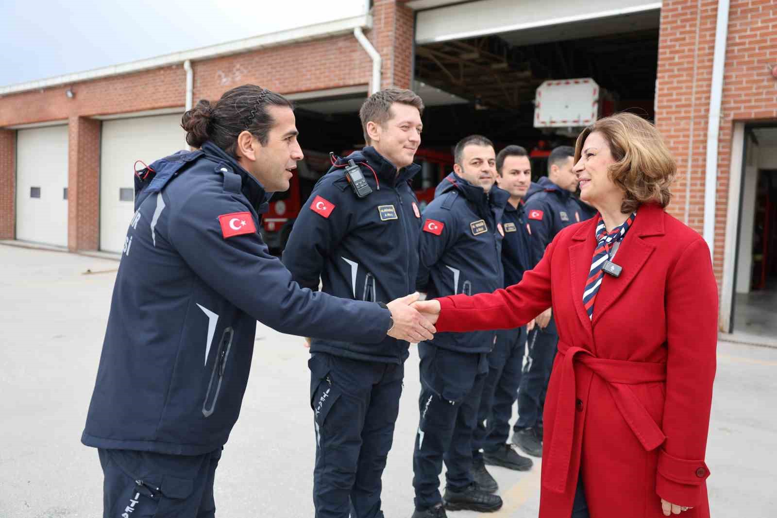 ayse-unluce-belediye-birimlerinin-bayramini-kutladi