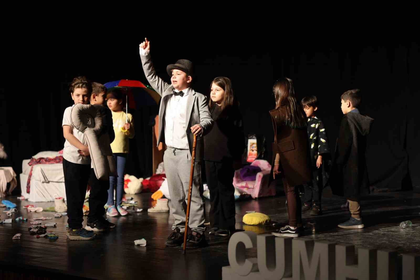 baskan-kazim-kurt-minik-tiyatrocularin-heyecanina-ortak-oldu