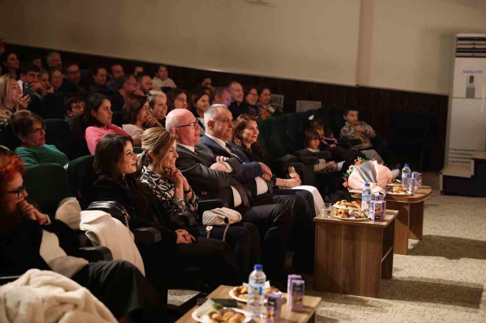 baskan-kazim-kurt-minik-tiyatrocularin-heyecanina-ortak-oldu