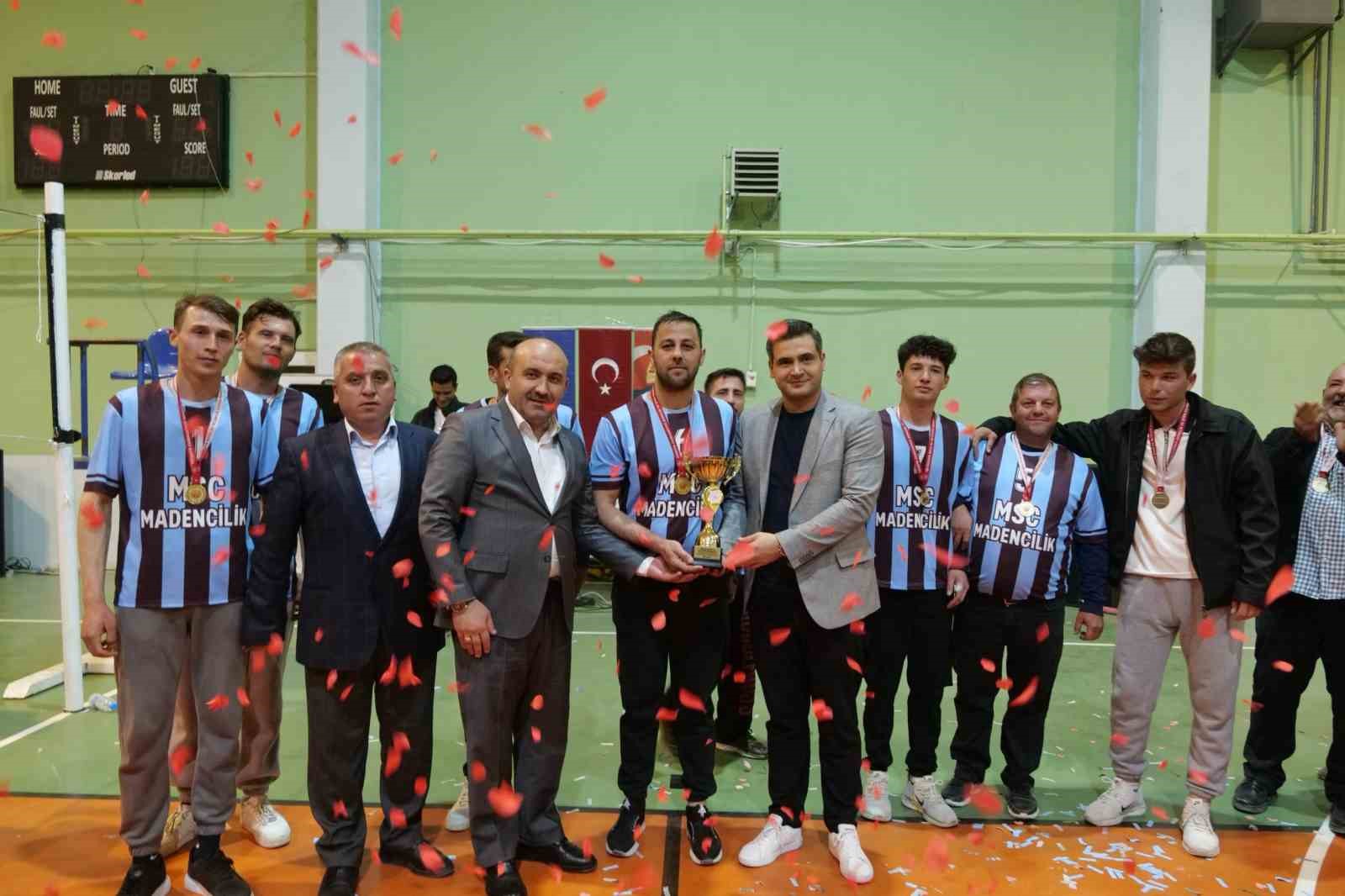 beylikovadaki-kurumlar-arasi-voleybol-turnuvasi-sona-erdi