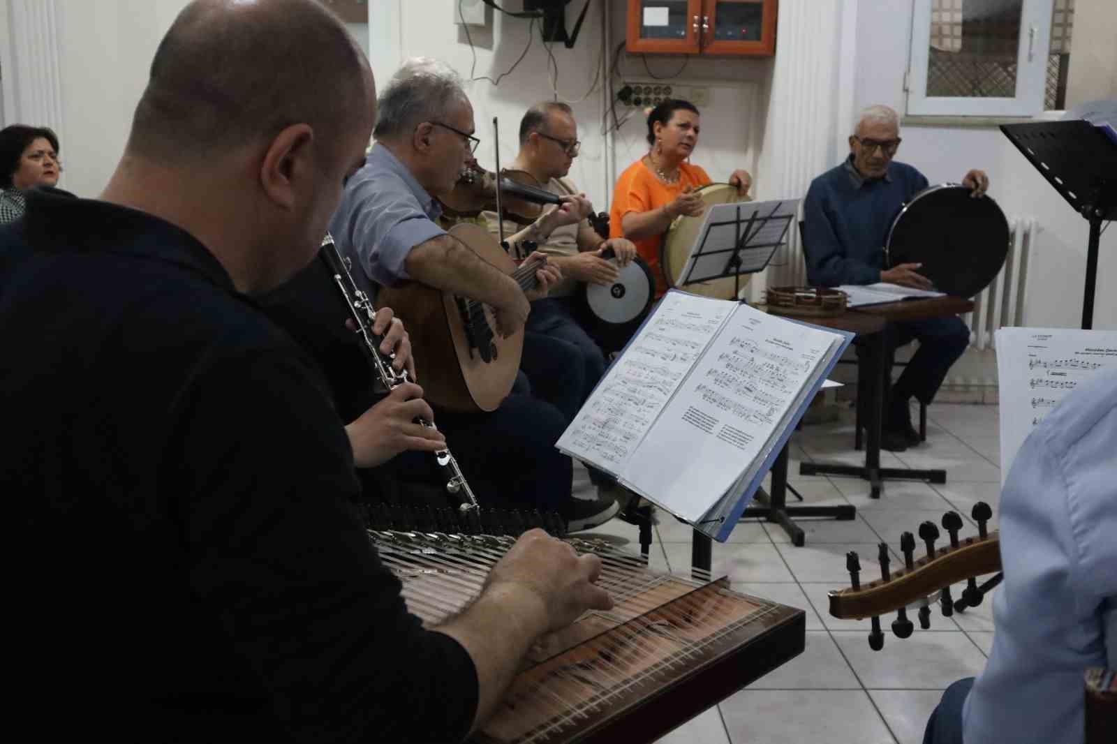 emekli-astsubaylardan-turk-sanat-muzigine-destek