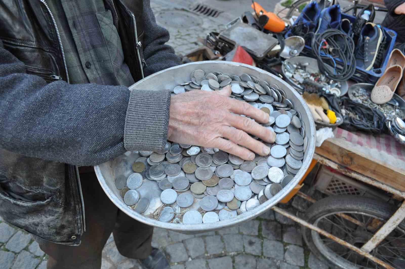 eskiden-odeme-olarak-aldigi-paralari-gunumuzde-hurda-olarak-satiyor