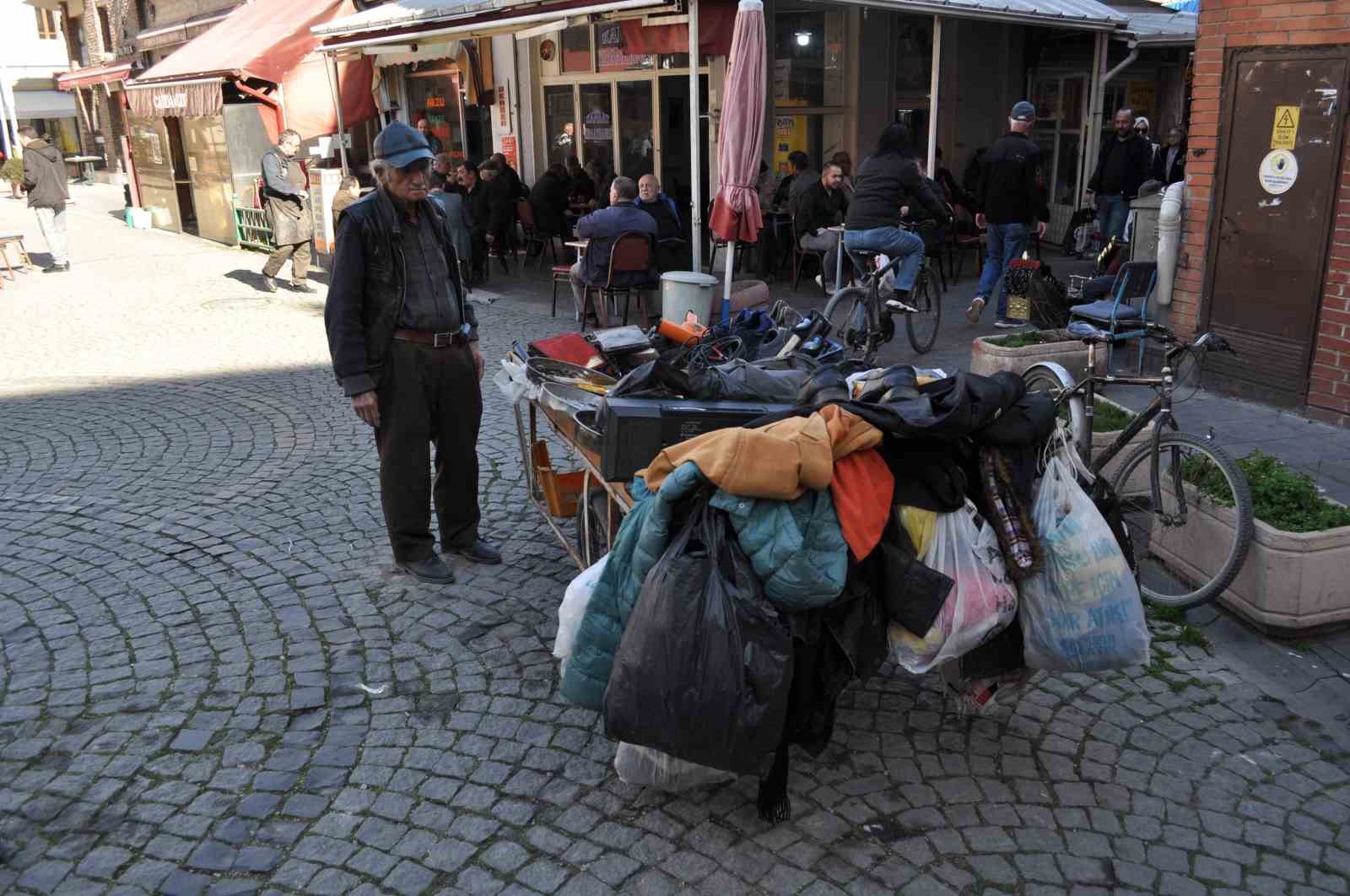 eskiden-odeme-olarak-aldigi-paralari-gunumuzde-hurda-olarak-satiyor