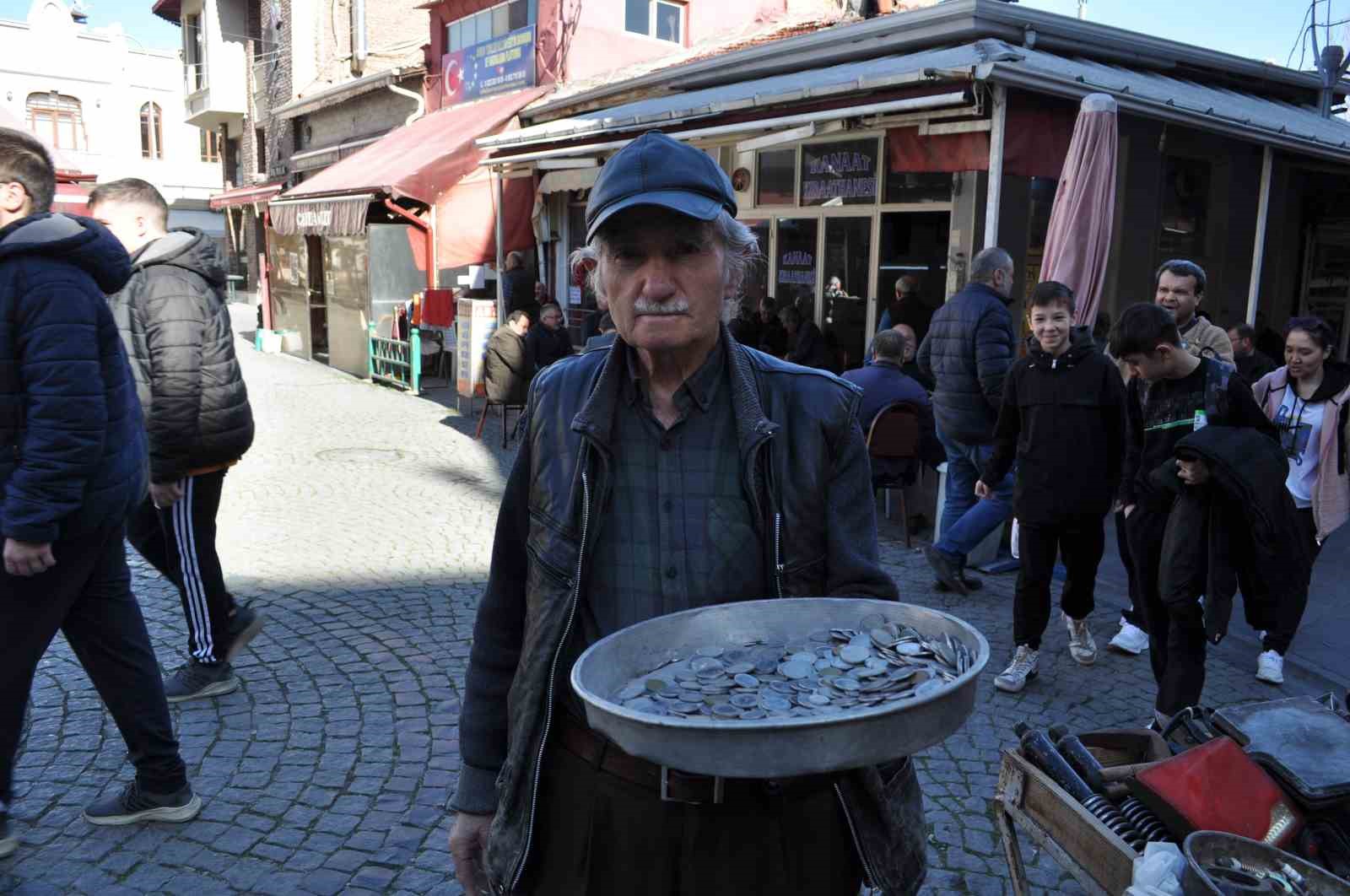 eskiden-odeme-olarak-aldigi-paralari-gunumuzde-hurda-olarak-satiyor