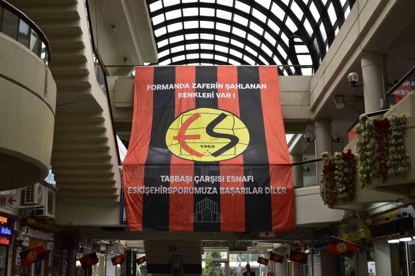 eskisehirde-mac-heyecani-kent-kirmizi-siyaha-burundu