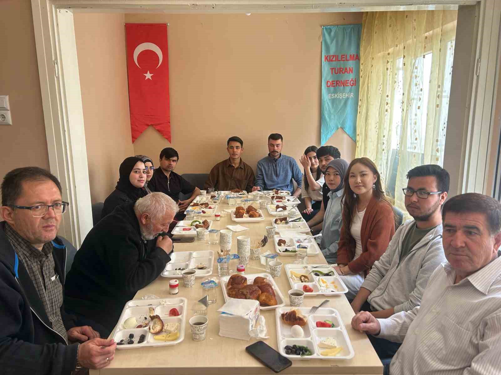 eskisehirde-okuyan-turk-dunyasi-ogrenci-temsilcileri-kahvaltida-bir-araya-geldi