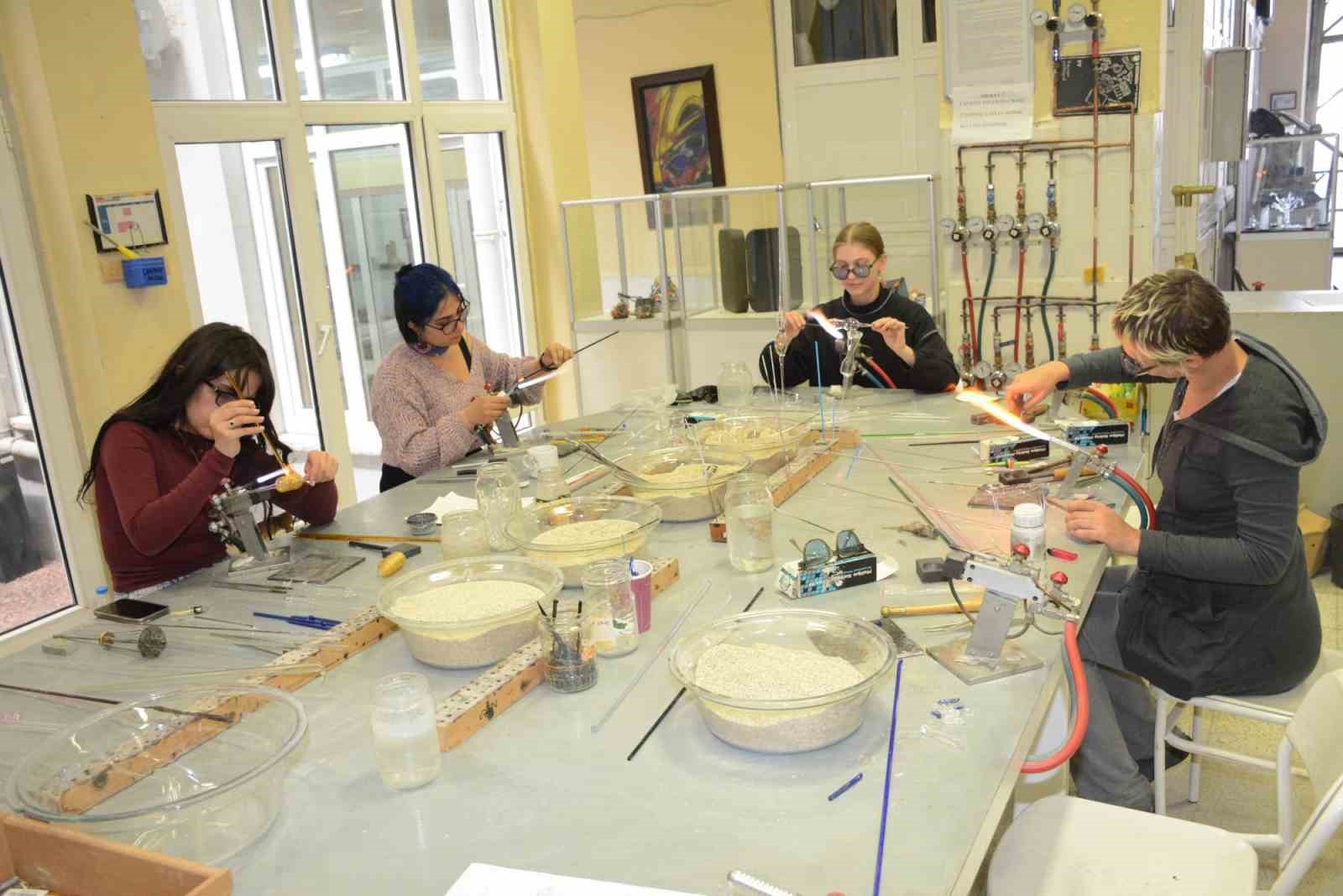 guzel-sanatlar-fakultesi-40-yilinda-uluslararasi-cam-sanati-etkinligine-ev-sahipligi-yapiyor
