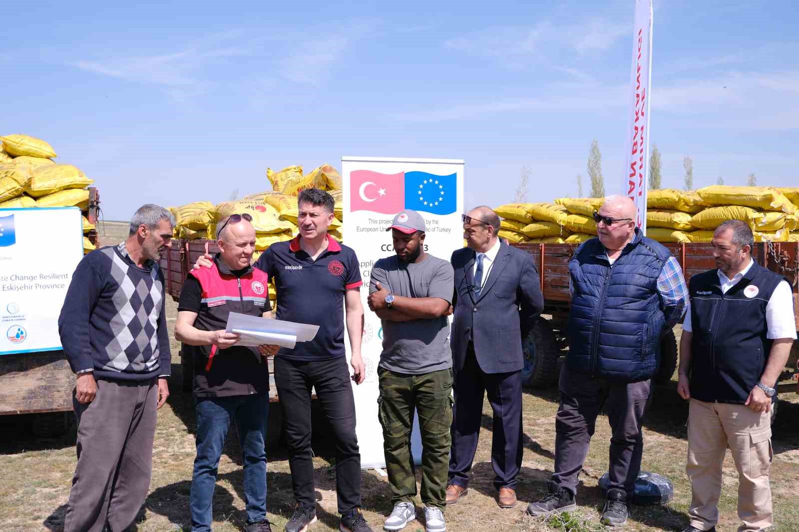 il-muduru-gumus-traktorle-gubreleme-yapti