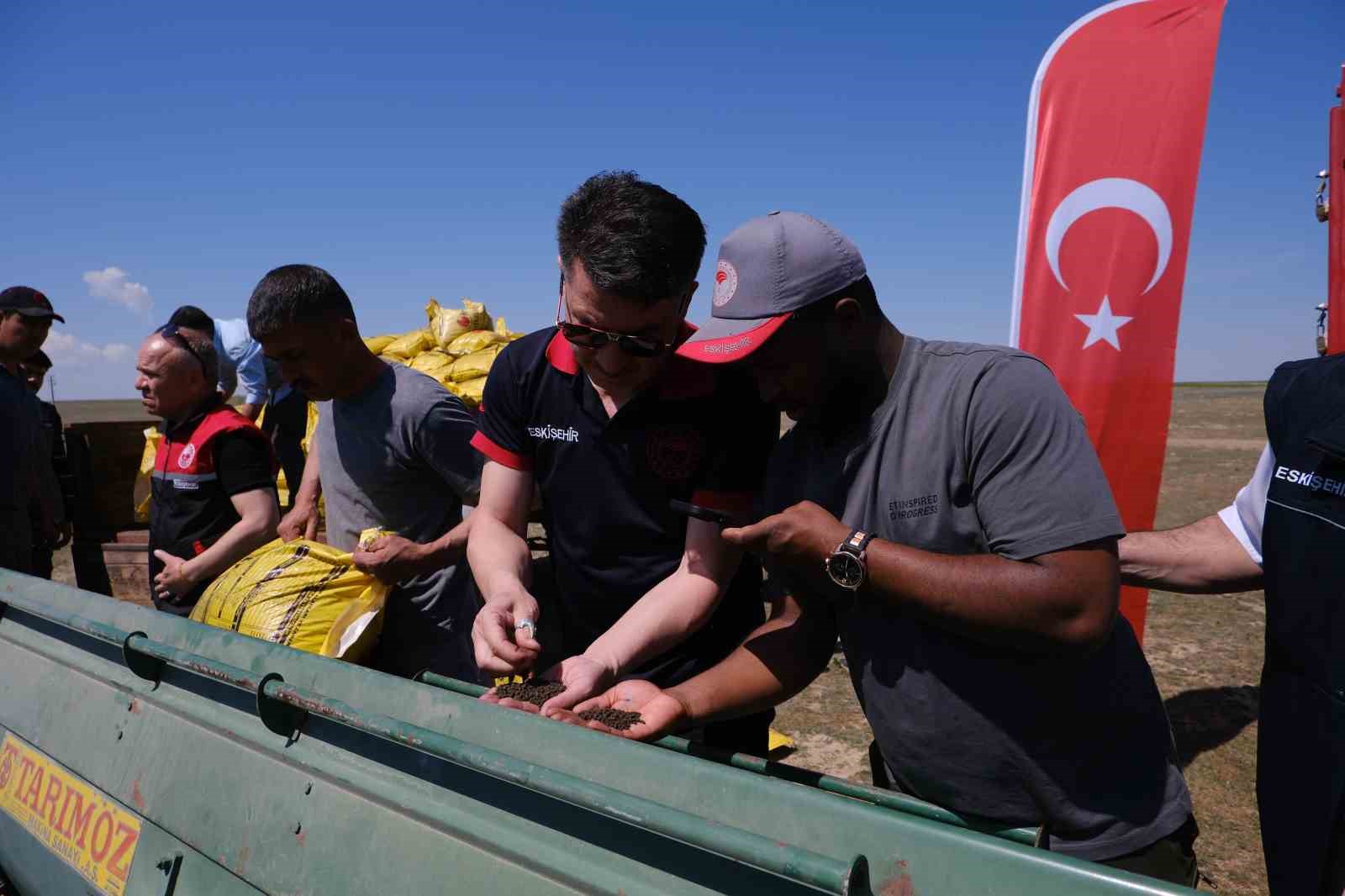 il-muduru-gumus-traktorle-gubreleme-yapti