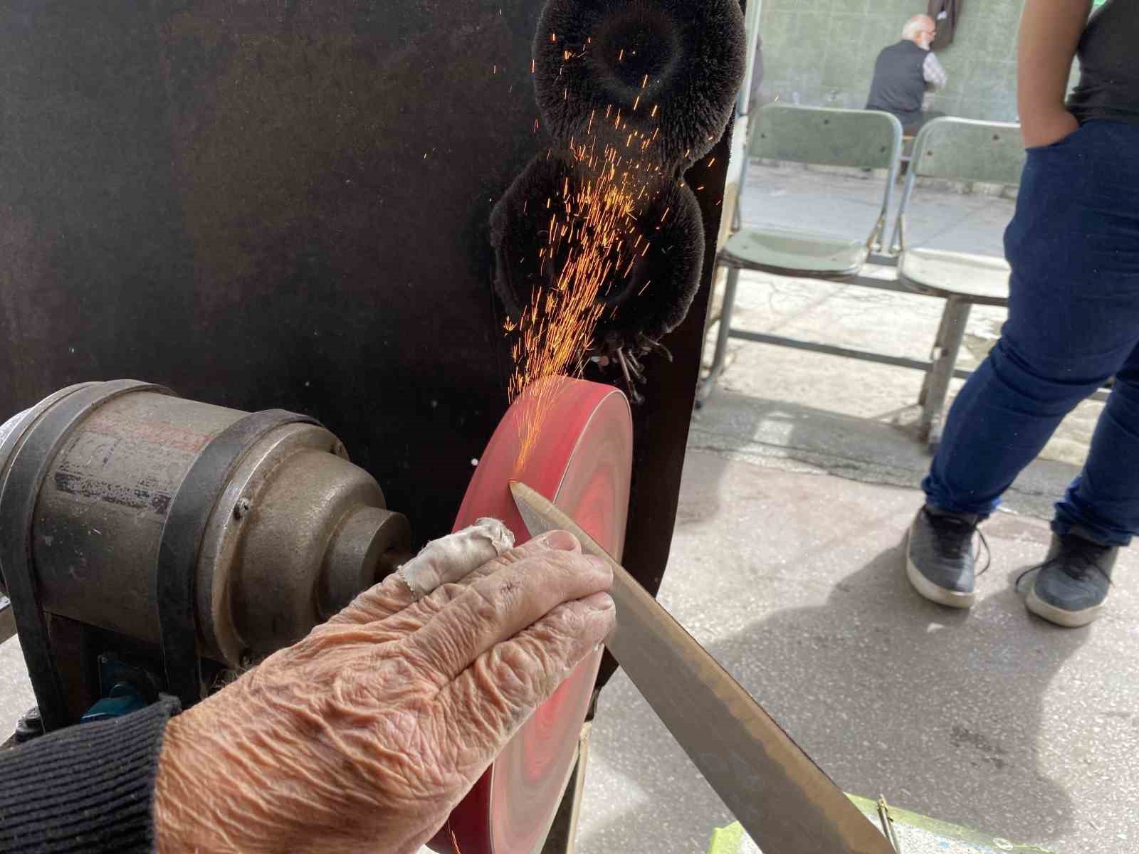 isini-severek-yapan-81-yasindaki-erhan-amca-meslegini-bir-turlu-birakamiyor