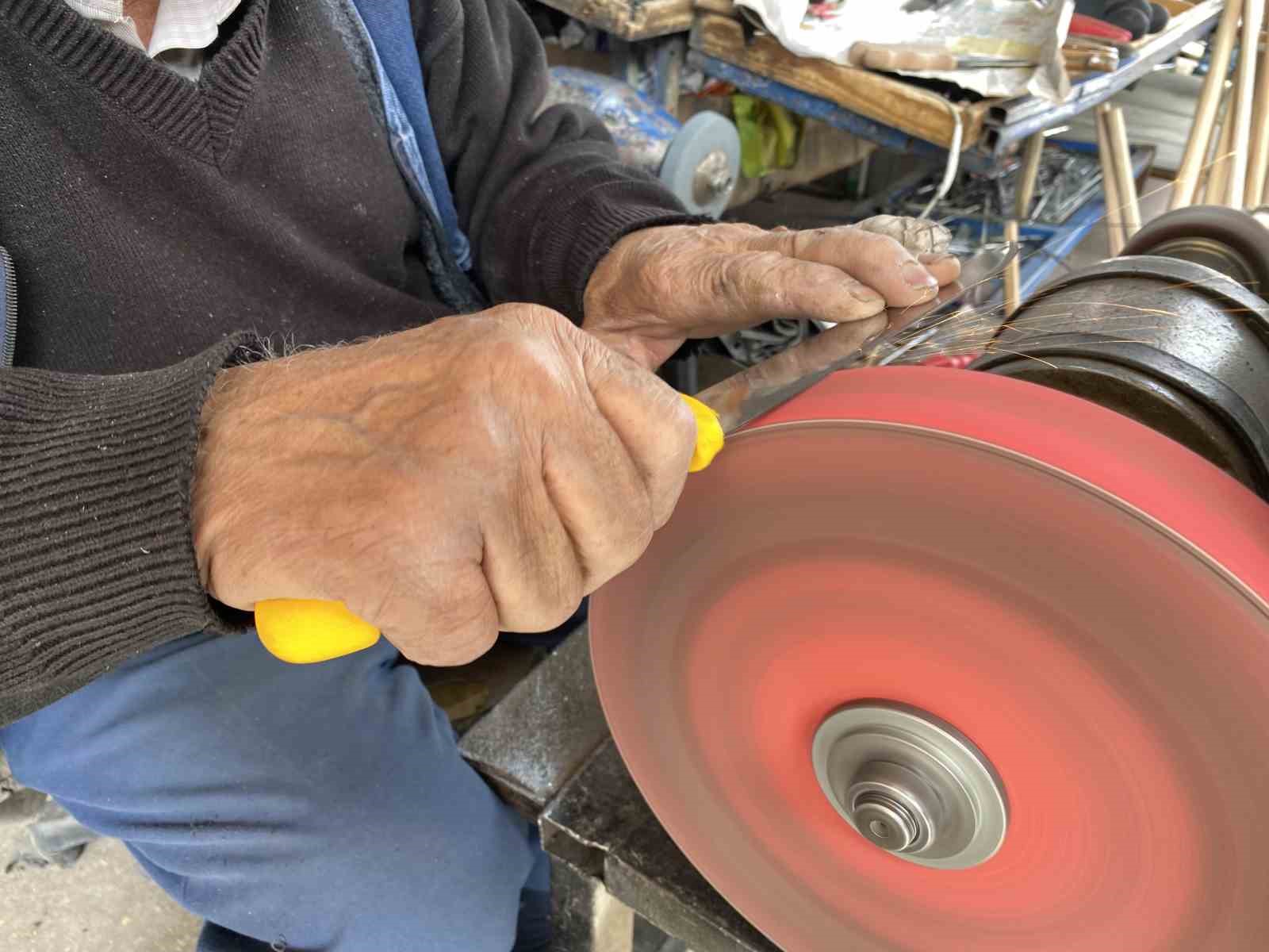 isini-severek-yapan-81-yasindaki-erhan-amca-meslegini-bir-turlu-birakamiyor