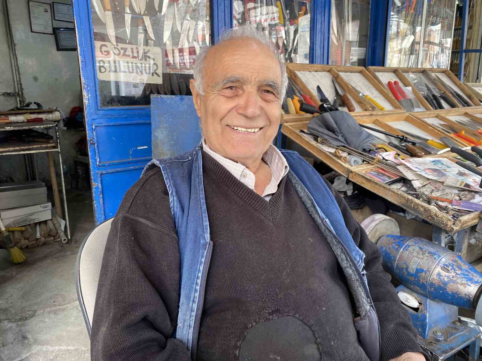 isini-severek-yapan-81-yasindaki-erhan-amca-meslegini-bir-turlu-birakamiyor