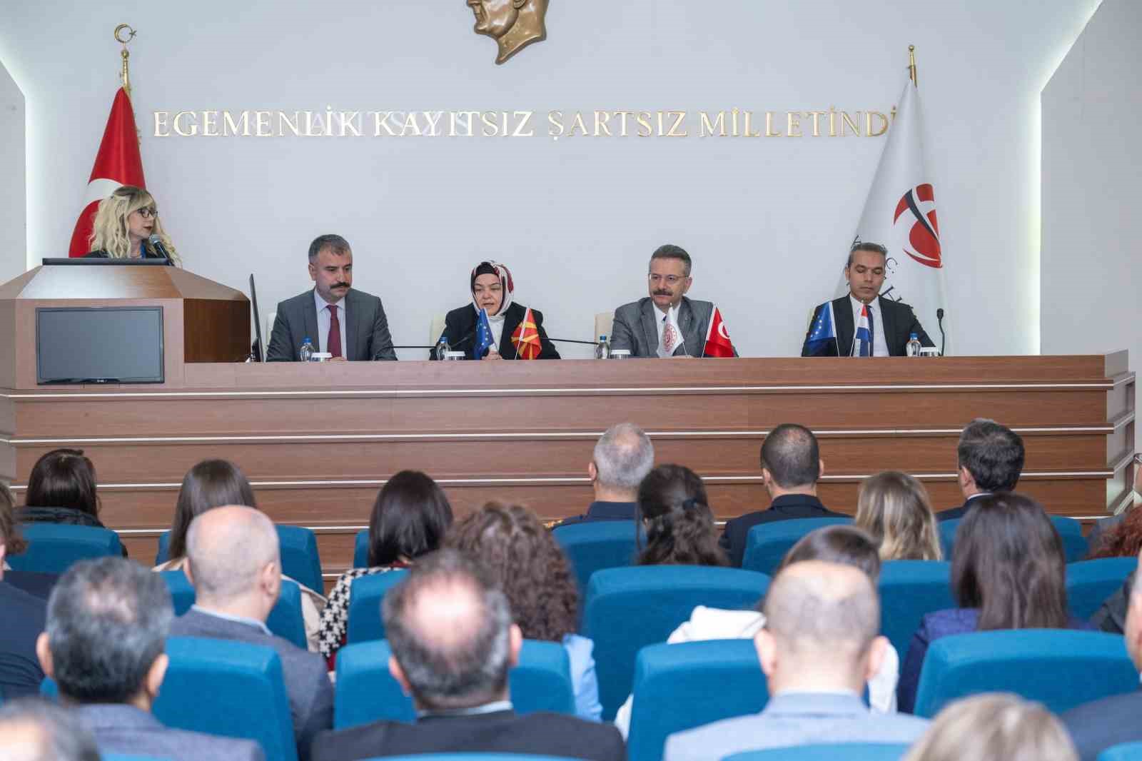 kriz-ve-afet-zamanlarinda-bagimlilikla-mucadelede-kamu-stk-is-birligi-toplantisi-yapildi