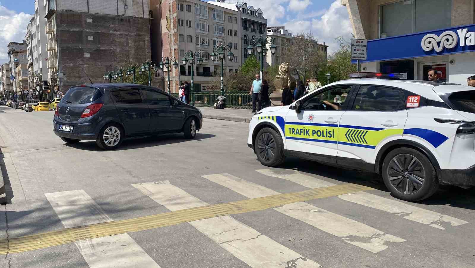 otomobille-ters-yone-giren-surucu-trafik-polisiyle-karsi-karsiya-geldi