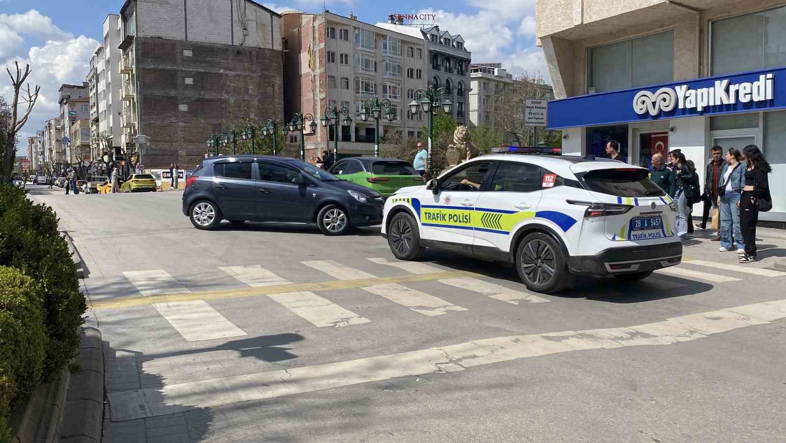 otomobille-ters-yone-giren-surucu-trafik-polisiyle-karsi-karsiya-geldi