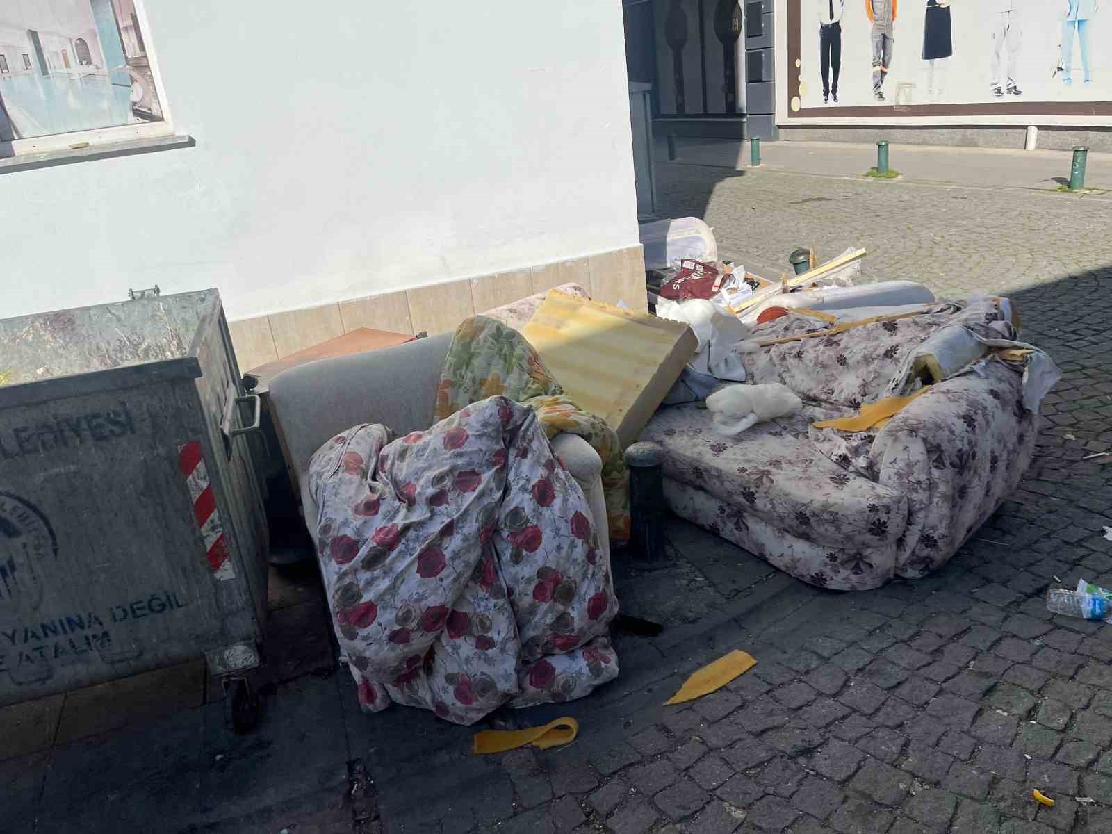 parcalanmis-atik-mobilyalarla-yaya-gecidini-kapattilar