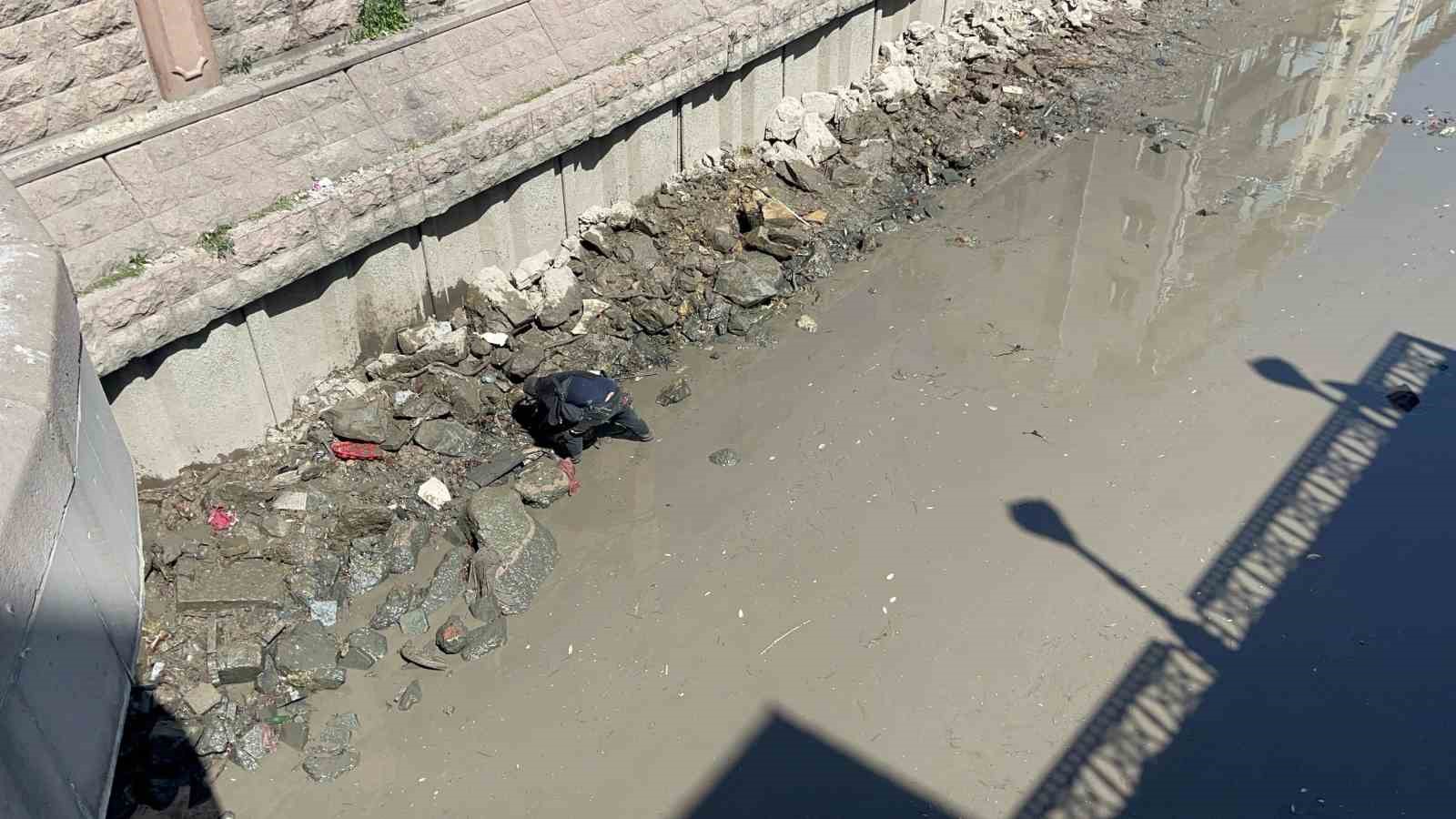 porsuk-cayinin-suyu-temizlik-icin-kesildi-hurdacilar-camurun-icine-daldi