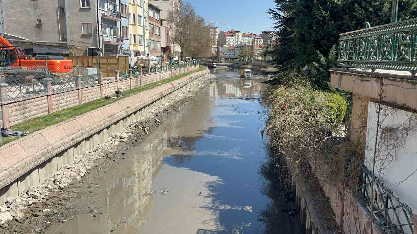 porsuk-cayinin-suyu-temizlik-icin-kesildi-hurdacilar-camurun-icine-daldi