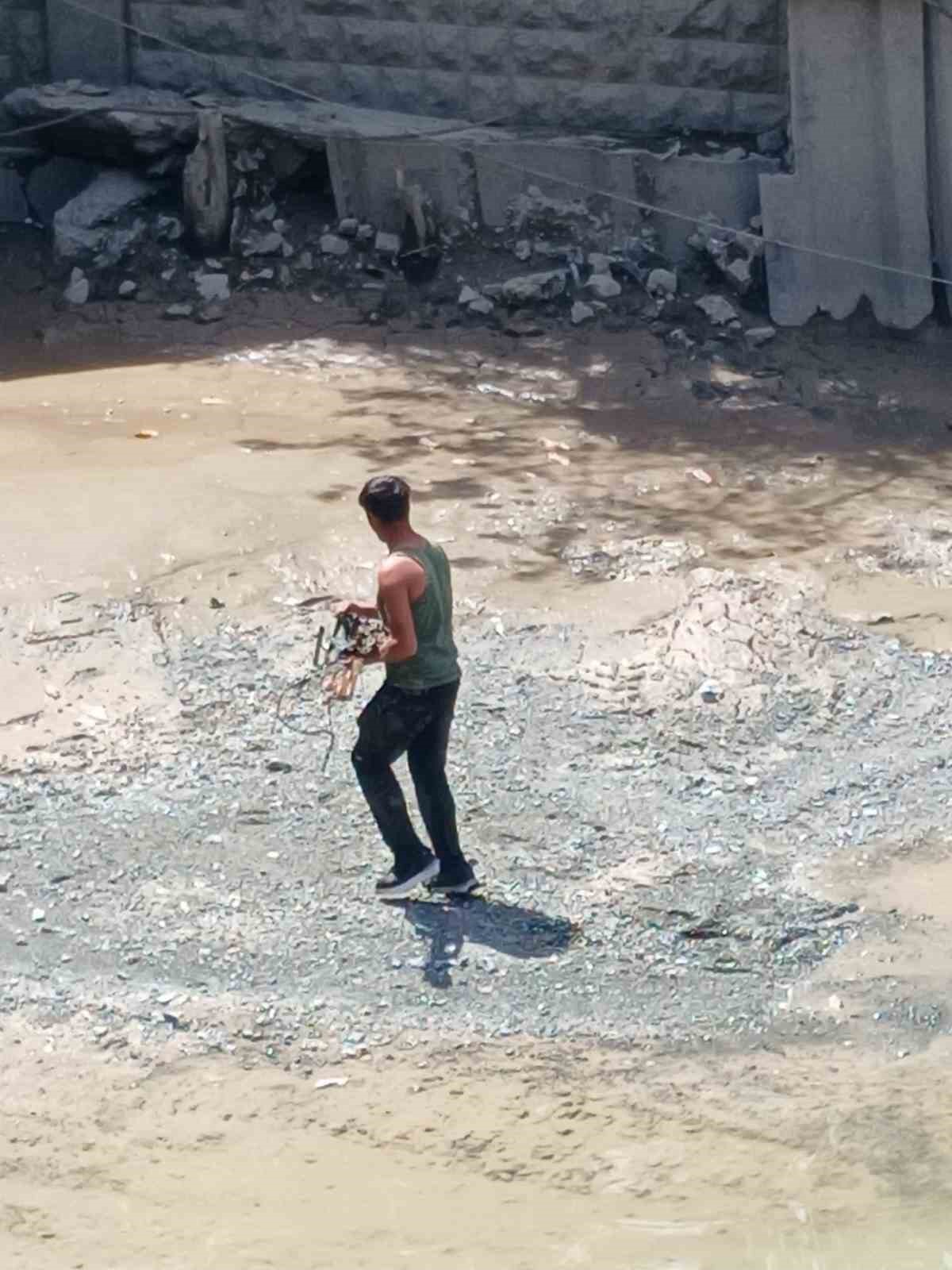 porsuk-cayinin-suyu-temizlik-icin-kesildi-hurdacilar-camurun-icine-daldi