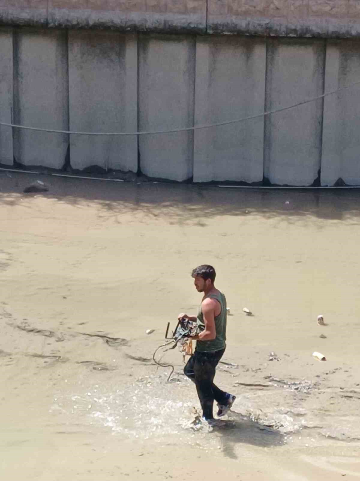 porsuk-cayinin-suyu-temizlik-icin-kesildi-hurdacilar-camurun-icine-daldi