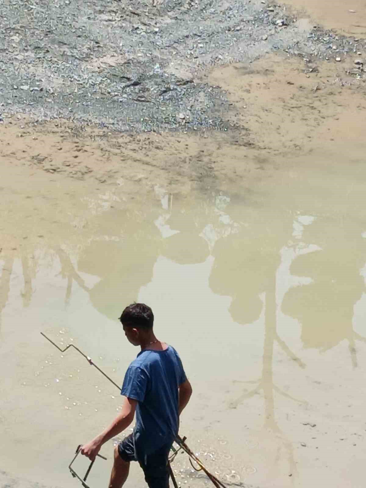 porsuk-cayinin-suyu-temizlik-icin-kesildi-hurdacilar-camurun-icine-daldi