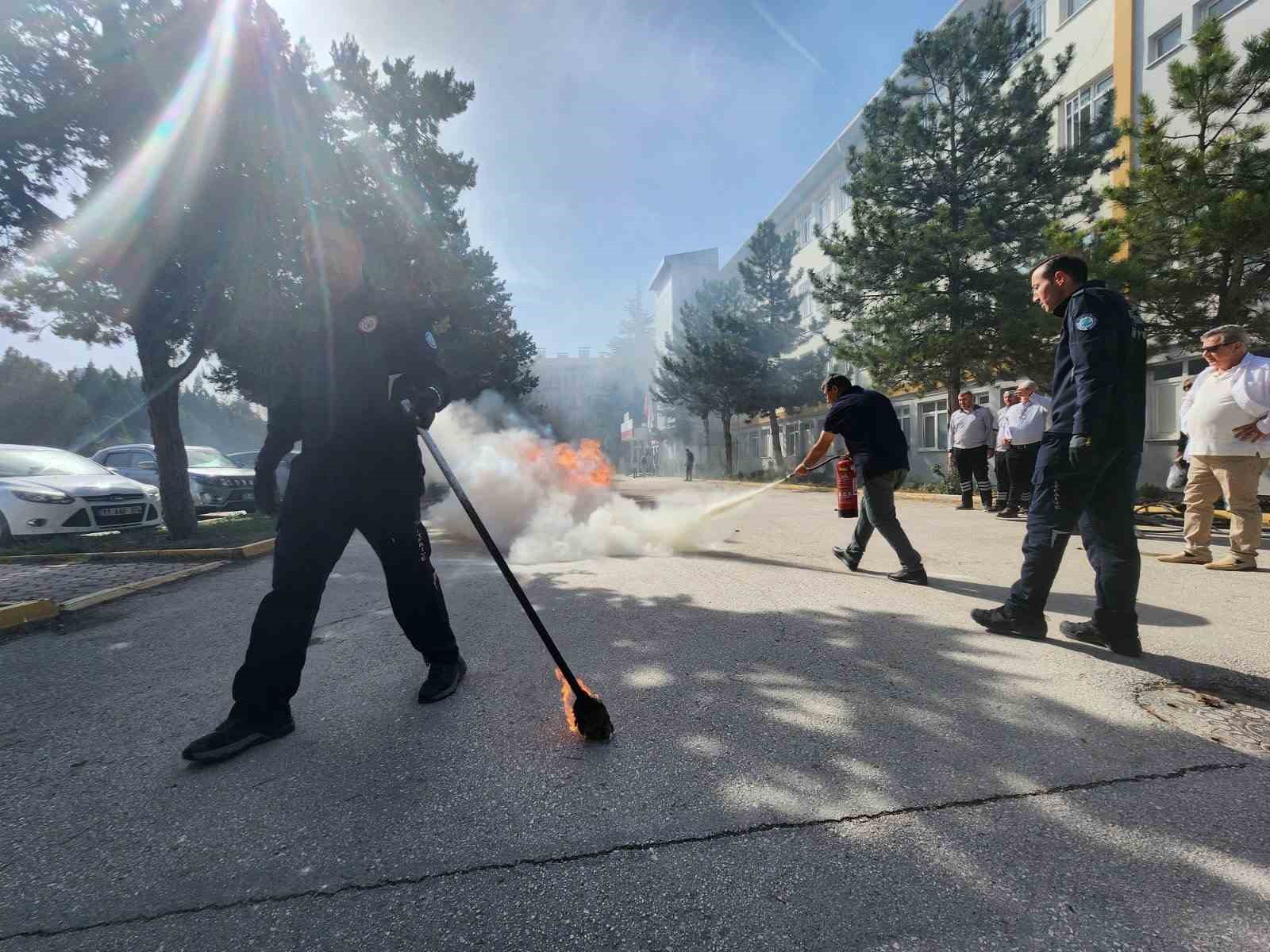 saglik-personeline-yonelik-acil-durum-tahliye-tatbikati-duzenlendi