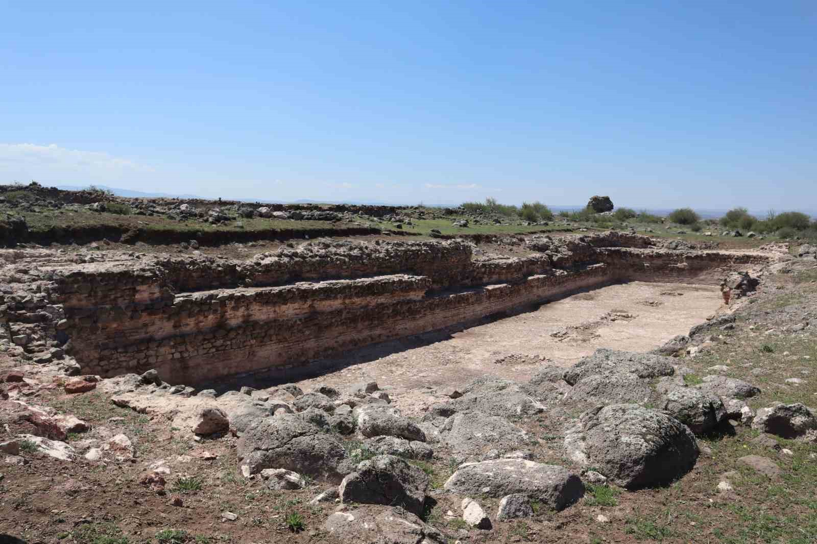 tarih-ogretmenleri-osmanli-devletinden-miras-kalan-karacahisar-kalesini-gezdi