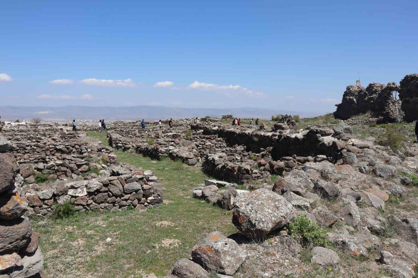 tarih-ogretmenleri-osmanli-devletinden-miras-kalan-karacahisar-kalesini-gezdi