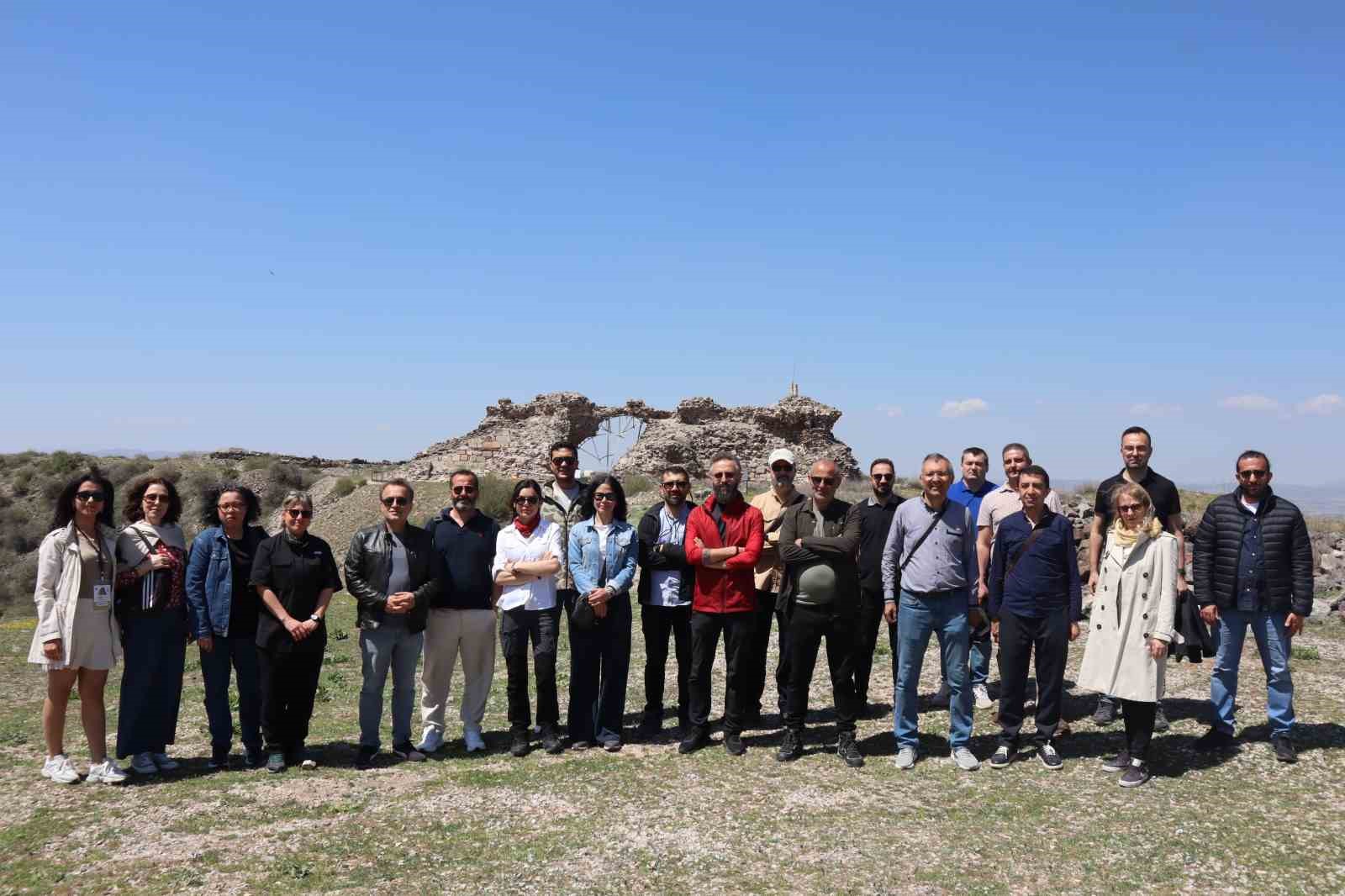 tarih-ogretmenleri-osmanli-devletinden-miras-kalan-karacahisar-kalesini-gezdi