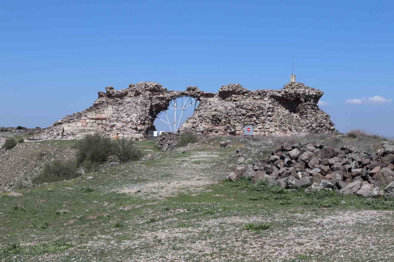 tarih-ogretmenleri-osmanli-devletinden-miras-kalan-karacahisar-kalesini-gezdi