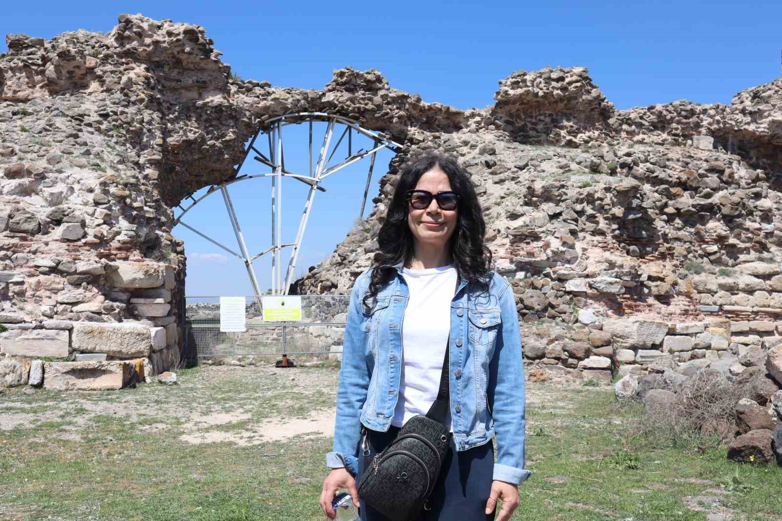 tarih-ogretmenleri-osmanli-devletinden-miras-kalan-karacahisar-kalesini-gezdi