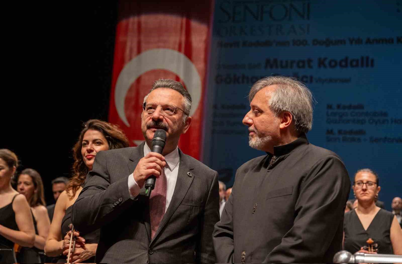 vali-aksoy-nevit-kodallinin-anisina-duzenlenen-konsere-katildi