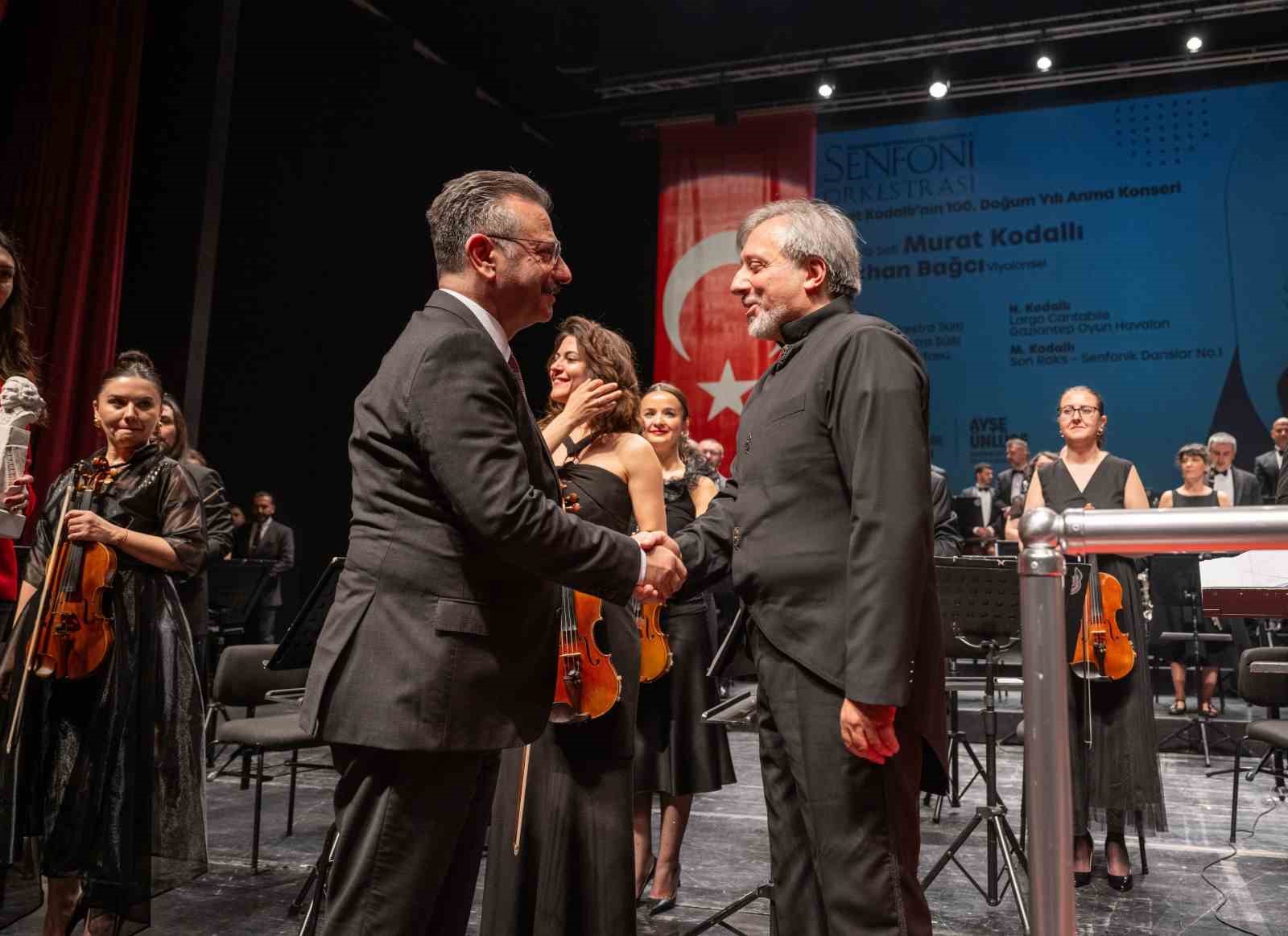 vali-aksoy-nevit-kodallinin-anisina-duzenlenen-konsere-katildi