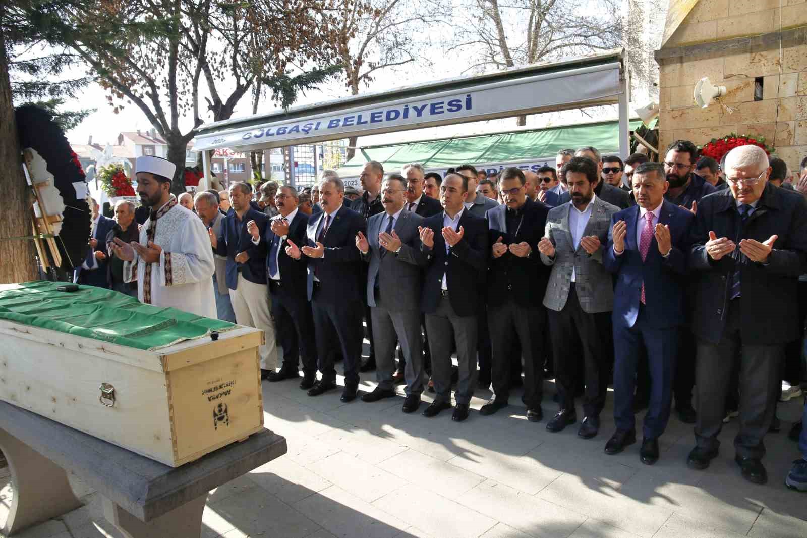 vali-aksoy-tolga-yilmazin-vefat-eden-babasi-tayyar-yilmazin-cenazesine-katildi