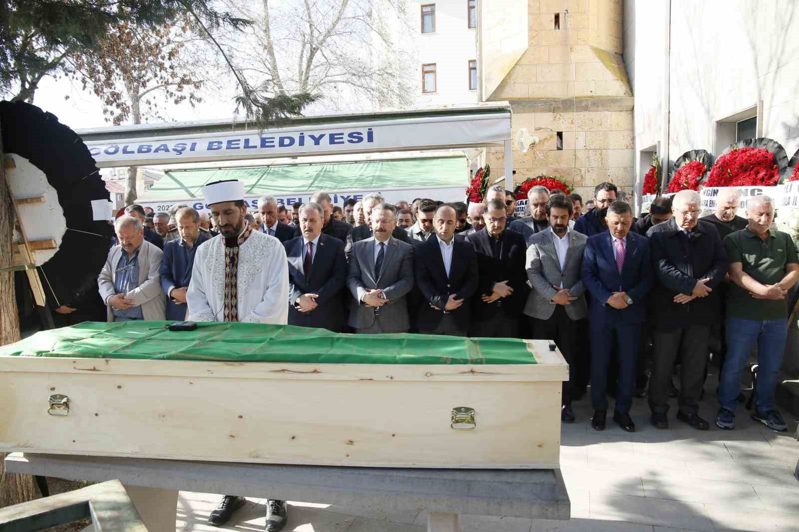 vali-aksoy-tolga-yilmazin-vefat-eden-babasi-tayyar-yilmazin-cenazesine-katildi