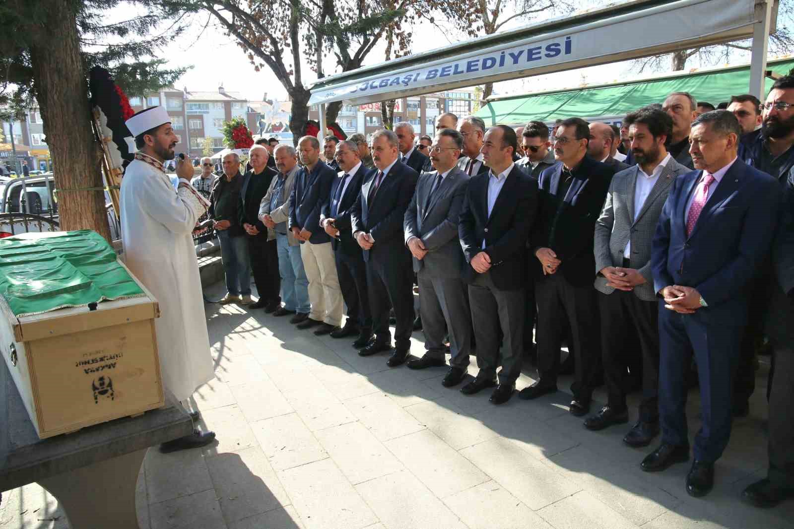 vali-aksoy-tolga-yilmazin-vefat-eden-babasi-tayyar-yilmazin-cenazesine-katildi