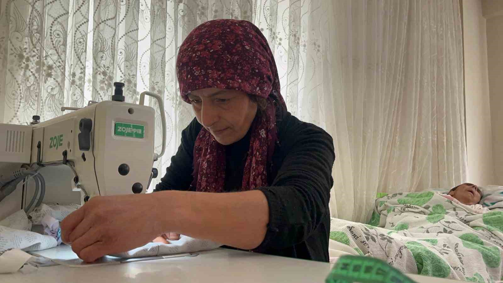 yataga-bagli-annesine-bakmak-icin-belediyedeki-isini-birakan-kadin-diktigi-tokalarla-gecimini-sagliyor