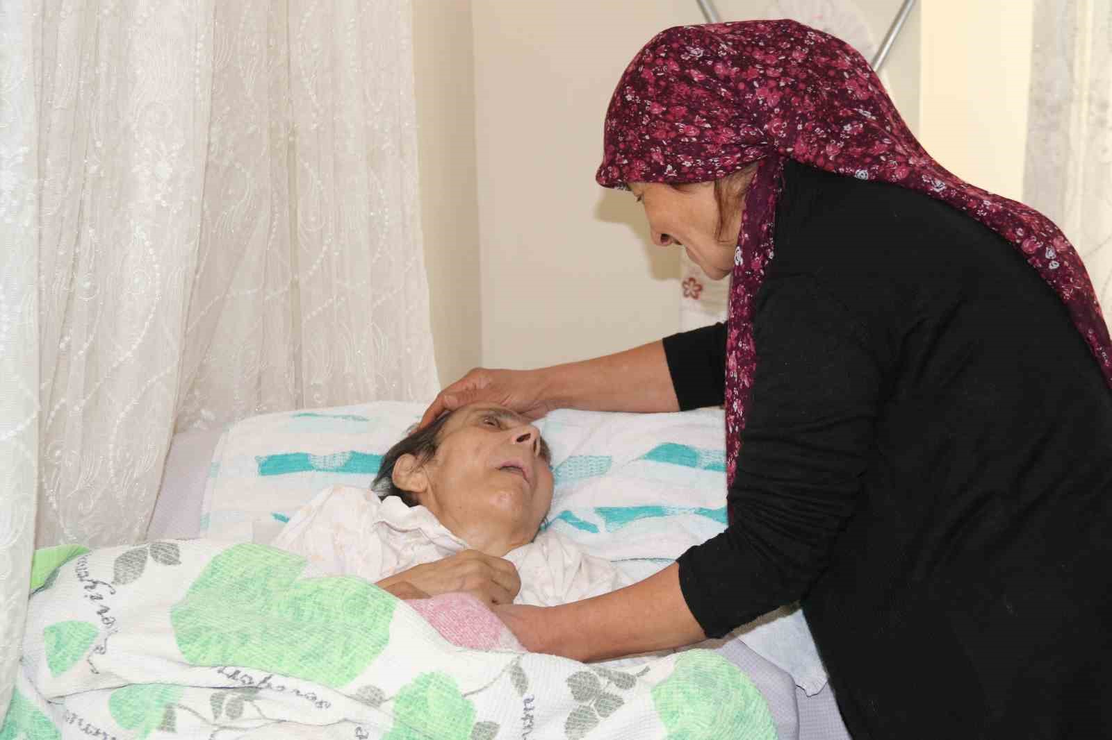 yataga-bagli-annesine-bakmak-icin-belediyedeki-isini-birakan-kadin-diktigi-tokalarla-gecimini-sagliyor