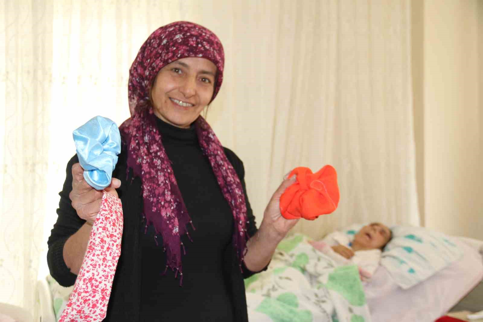 yataga-bagli-annesine-bakmak-icin-belediyedeki-isini-birakan-kadin-diktigi-tokalarla-gecimini-sagliyor