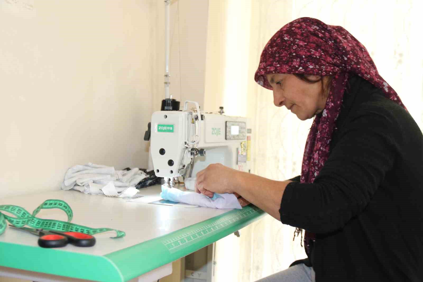 yataga-bagli-annesine-bakmak-icin-belediyedeki-isini-birakan-kadin-diktigi-tokalarla-gecimini-sagliyor